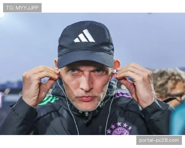 特写:图赫尔在教练席向第四官员激烈申诉